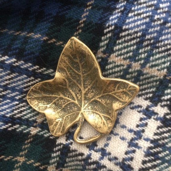 Vintage brass ivy leaf jewelry tray or trinket dish - Picture 2 of 6